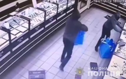 Поліція затримала шістьох іноземців за пограбування ювелірного магазину у Кривому Розі
