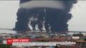 У побережья острова Борнео загорелась нефтяное пятно