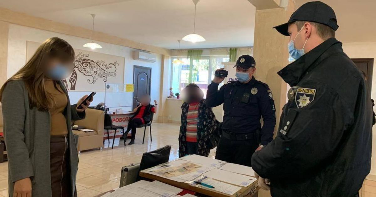 Ездили межобласным и международным сообщением: на Закарпатье работники вокзала торговали фейковыми ковид-сертификатами