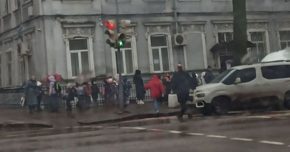 В Одесі майже 400 навчальних закладів "замінував" анонім: дітей довелося евакуювати під дощ