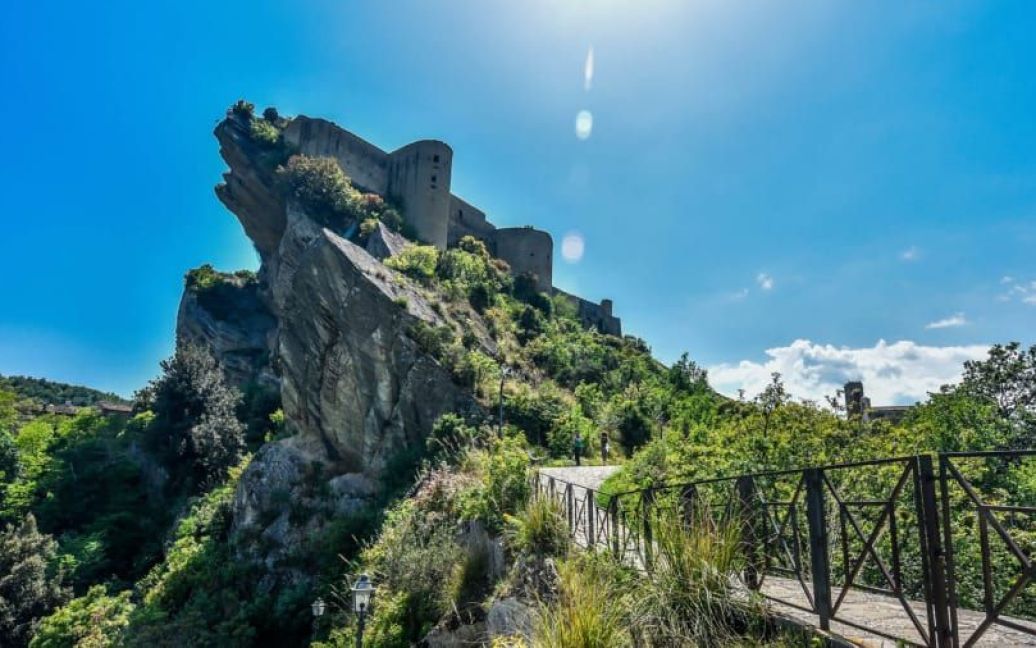 Замок у селі Роккаскаленья, Італія / © CNN