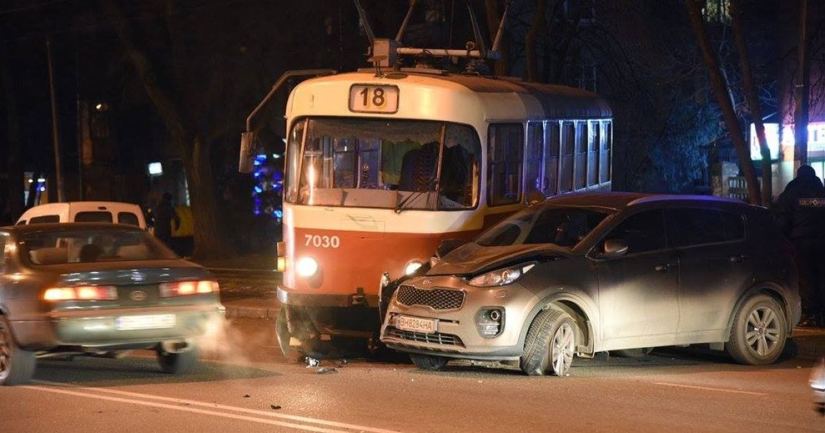 В Одесі трамвай зійшов з рейок і врізався в легковик _9 / © Facebook/Alexandr Sinelnikov