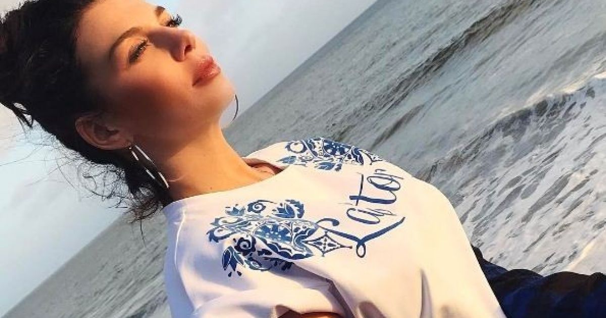 Беременная Анна Седокова растрогала фото с дочками