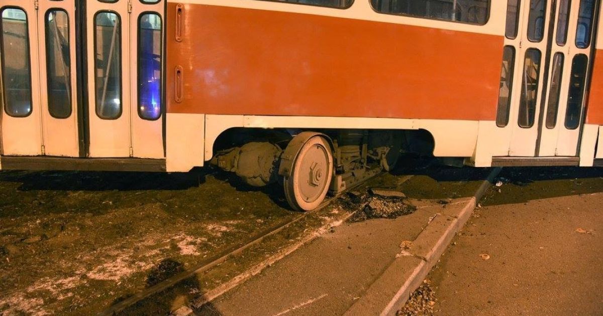 В Одесі трамвай зійшов з рейок і врізався в легковик _1 / © Facebook/Alexandr Sinelnikov