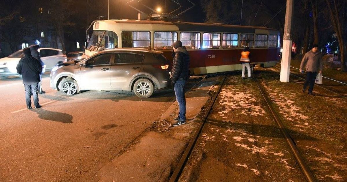 В Одесі трамвай зійшов з рейок і врізався в легковик _2 / © Facebook/Alexandr Sinelnikov