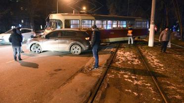В Одесі трамвай зійшов з рейок і врізався в легковик _2 / © Facebook/Alexandr Sinelnikov