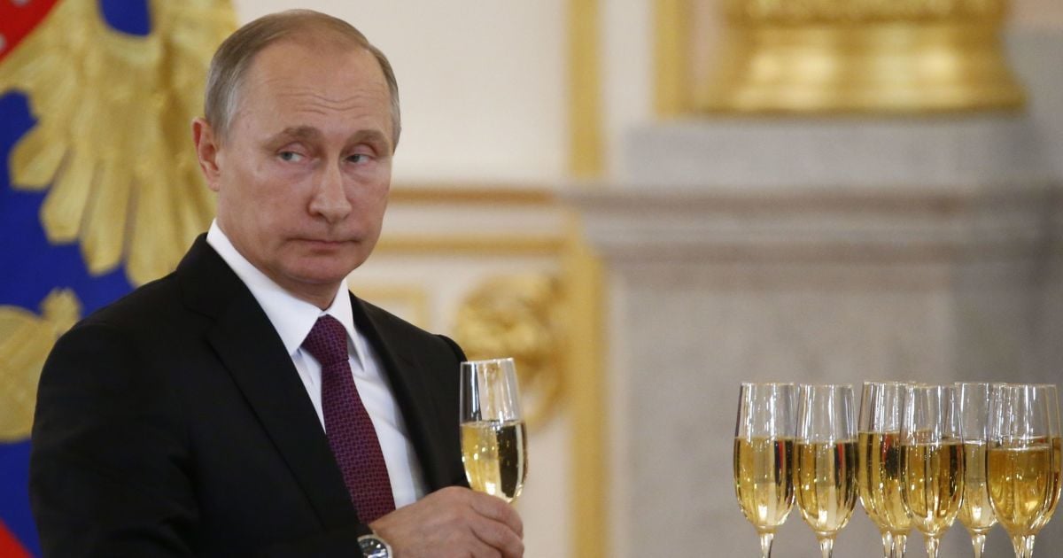 Путин поздравил Макрона с днем рождения и поговорил с ним об Украине