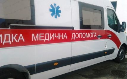 В Черновцах женщина заблокировала выезд "скорой" помощи с больной и обматерила медиков (видео)
