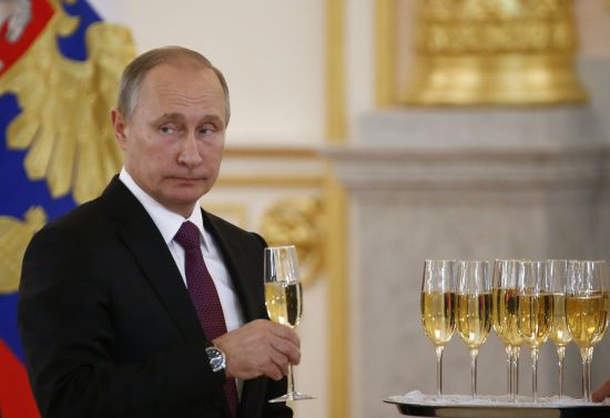 Відкоркували черговий скандал: чому поняття "російське шампанське" є абсурдним та що кажуть у Європі