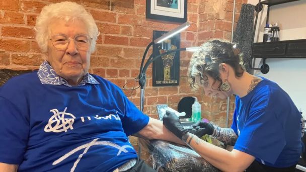 98-летняя бабушка сделала свою первую тату / © bbc.com