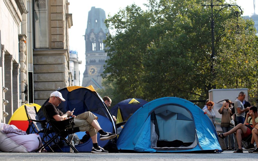 На охоте на седьмой iPhone люди сидят возле палаток прямо посреди города / © Reuters