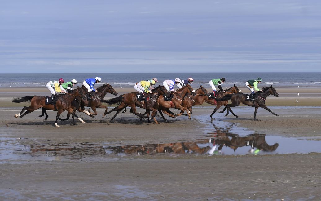 Конные гонщики соревнуются во время четвертой ежегодной гонки в Лейтауне, Ирландия. / © Reuters