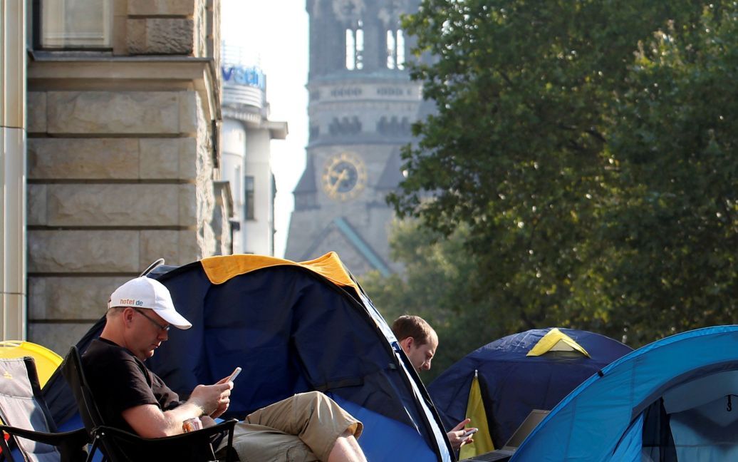 На вловах сьомого iPhone люди сидять біля наметів просто посеред міста / © Reuters