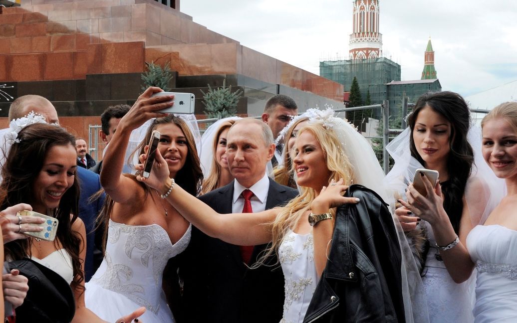 Фото Путина с "невестами" / © Reuters