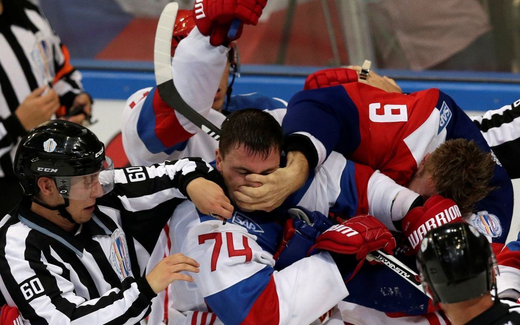 Бійка між гравцями під час товариського хокейного матчу між збірними Чехії та Росії. Гра завершилася з рахунком 2:1 на користь чеських спортсменів. / © Reuters