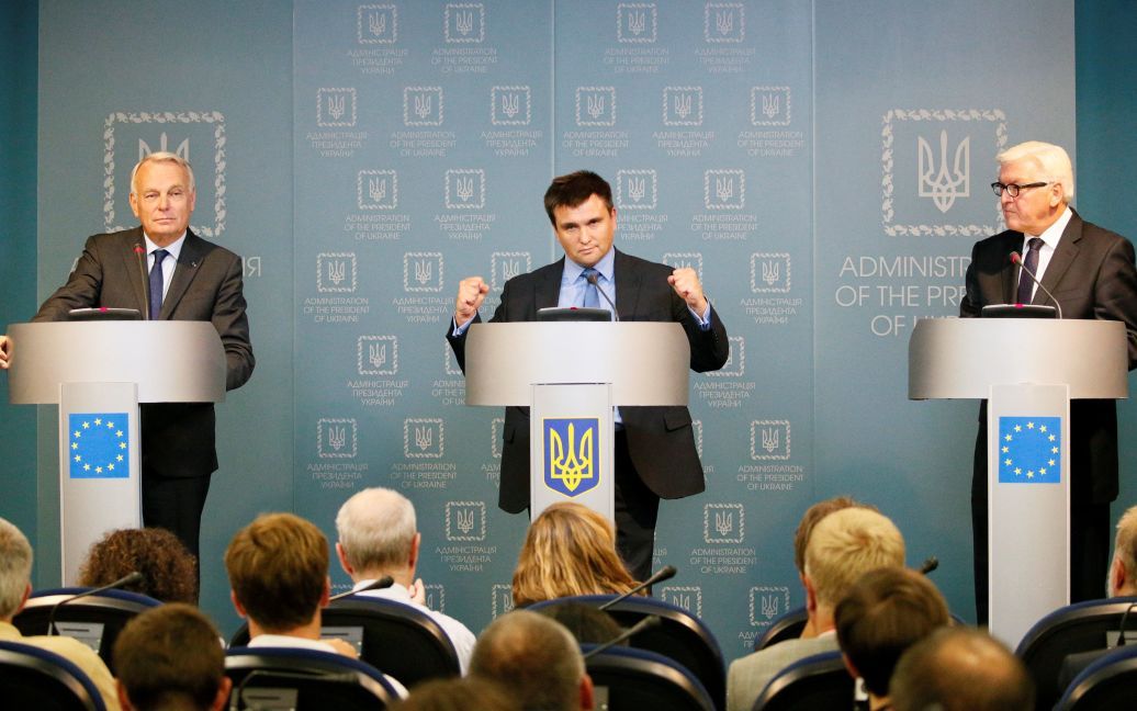 Министры иностранных дел Украины Павел Климкин, Германии Штайнмайер и Франции Жан-Марк Эро во время пресс-конференции в Киеве. / © Reuters