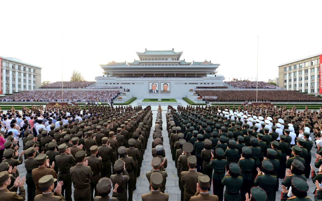Митинг, во время которого празднуют успех недавнего ядерного испытания, проводится на площади Ким Ир Сена в столице Северной Кореи Пхеньяне. / © Reuters