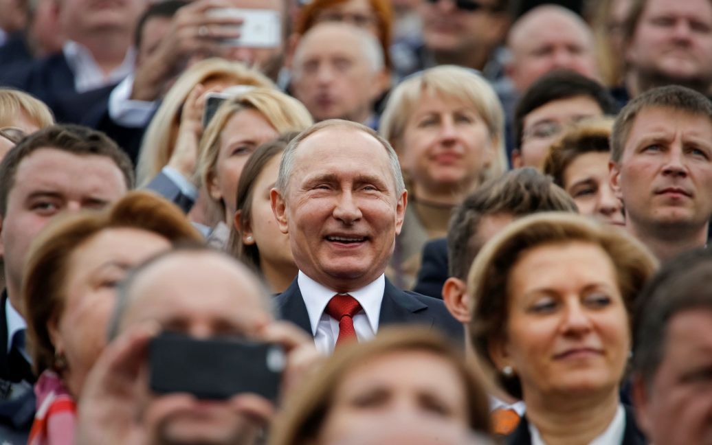 Президент России Владимир Путин наблюдает за торжествами по случаю Дня города в Москве. / © Reuters