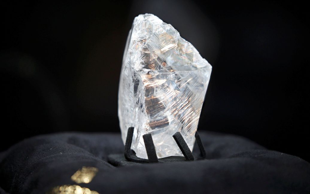 Компания De Grisogono показывает необработанный алмаз "Созвездие" во время пресс-конференции в Париже, Франция. Алмаз был куплен за 63 млн долларов, он весит 813 карат и был обнаружен канадской компанией Lucara на своей шахте в Ботсване. "Созвездие" является самым дорогим необработанным алмазом в мире. / © Reuters