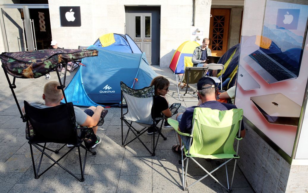 На охоте на седьмой iPhone люди сидят возле палаток прямо посреди города / © Reuters