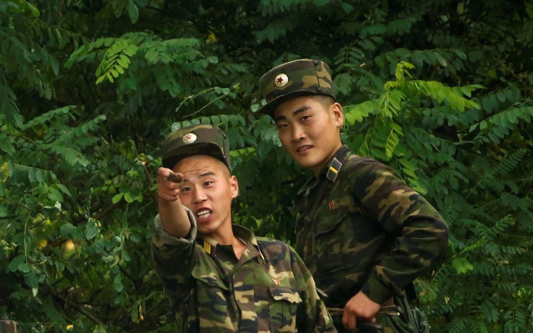 Северокорейские солдаты дежурят на берегу реки Ялу, недалеко от северокорейского города Синыйджу, напротив города Даньдун в провинции Ляонин в Китае. / © Reuters