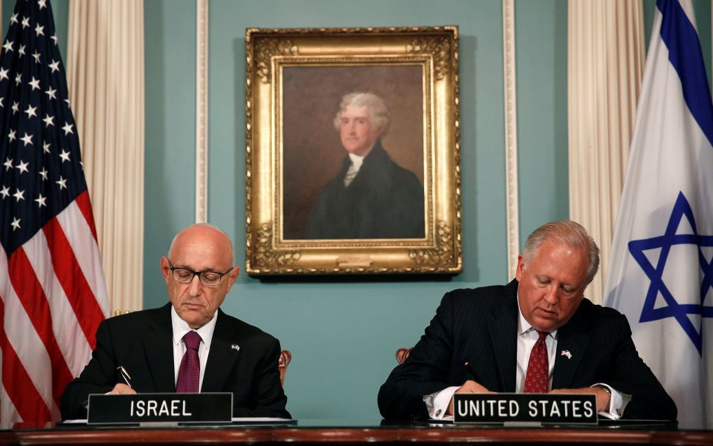 Заступник держсекретаря США Том Шеннон і радник з національної безпеки Ізраїлю Джакоб Нагель беруть участь в церемонії підписання нового десятирічного пакту про допомогу в сфері безпеки між двома країнами в Державному департаменті у Вашингтоні, США. / © Reuters