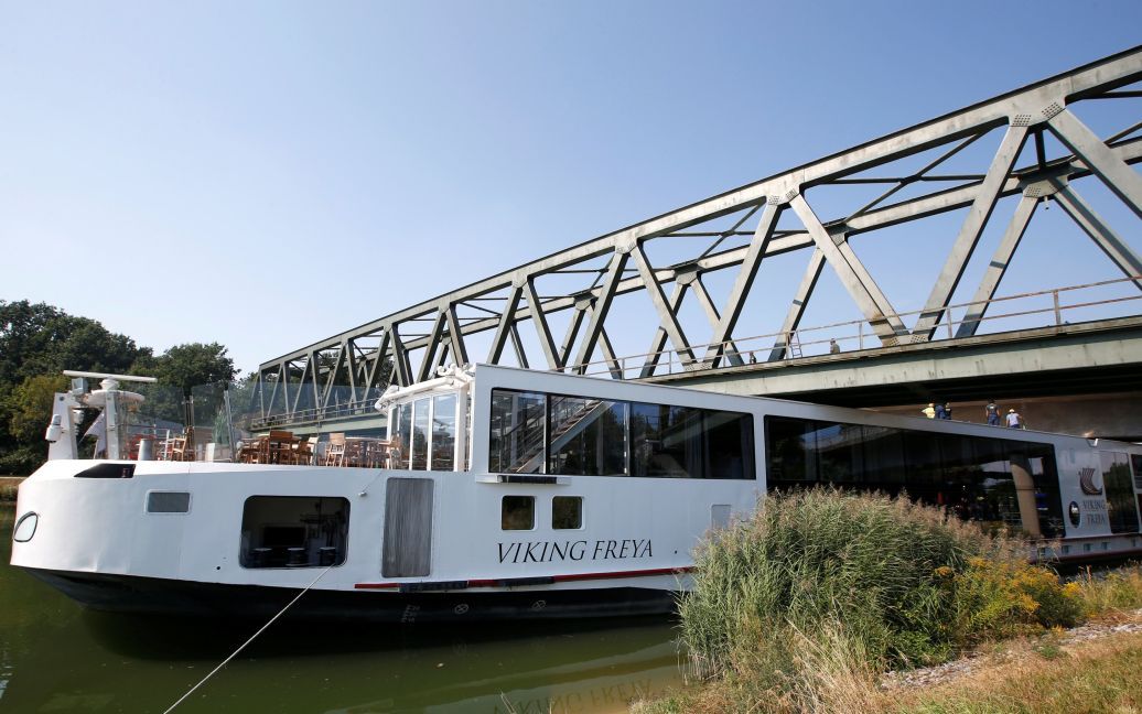 Корабль въехал в мост / © Reuters