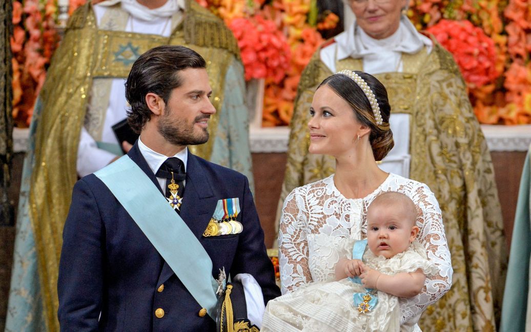 Принц Карл Филипп и принцесса София во время крещения своего пятимесячного сына принца Александра в часовне дворца Дроттнингхольм в Стокгольме, Швеция. / © Reuters