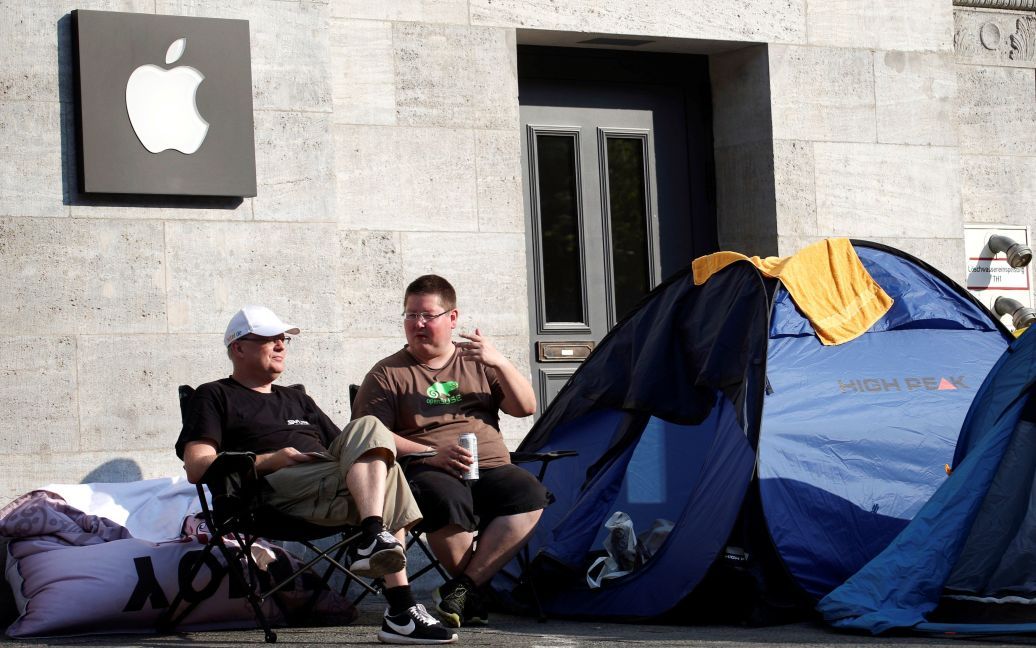 На вловах сьомого iPhone люди сидять біля наметів просто посеред міста / © Reuters