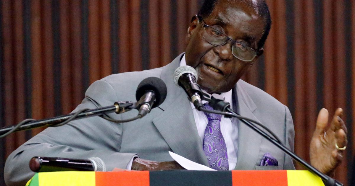 Супермен или Меркьюри: в Зимбабве президент открыл 4-метровый памятник сам себе