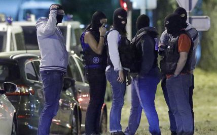 Во Франции подозреваемая в терроризме набросилась с ножом на полицейского