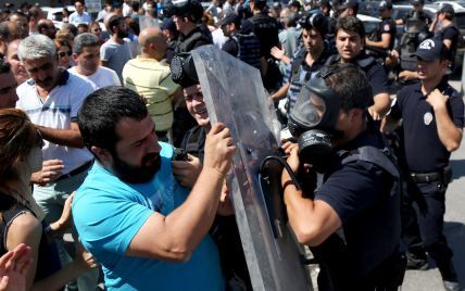 Слезоточивый газ и водометы: в Турции полиция разогнала демонстрацию против увольнения учителей