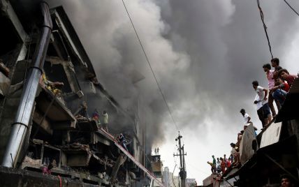 На заводе в Бангладеш произошел крупный пожар, по меньшей мере 15 человек погибли