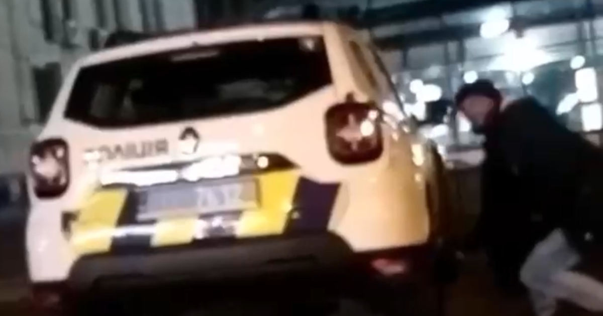 У Києві тіктокер вирішив викрасти ковпачки з поліцейської автівки: з'явилося відео