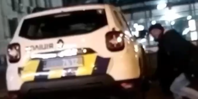 В Киеве тиктокер решил похитить колпачки с полицейского автомобиля: появилось видео