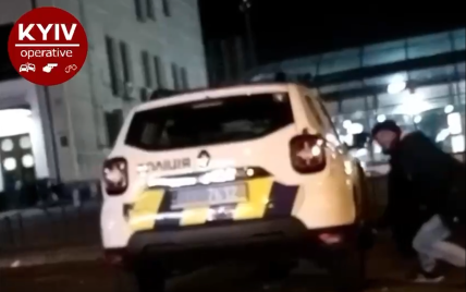 В Киеве тиктокер решил похитить колпачки с полицейского автомобиля: появилось видео
