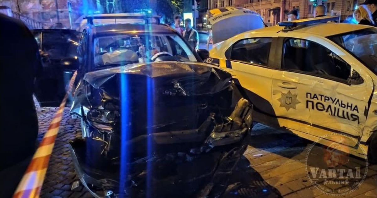 Сбили людей на тротуаре: в центре Львова из-за Jeep, который не пропустил авто патрульных, произошло ДТП (фото)