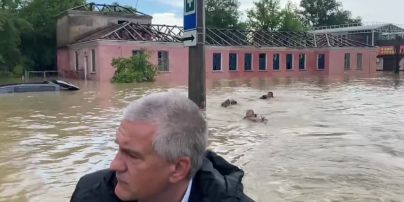 "Самое удивительное видео дня": в затопленной Керчи за Аксеновым по лужам плыли кролем трое мужчин