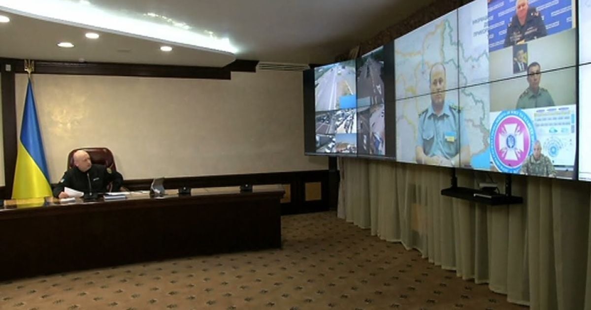 Турчинов и бывший пресс-секретарь порошенко отреагировали на видео данилюка с пустой ситуативной комнатой