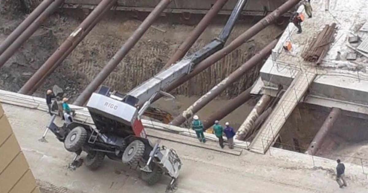 У Києві на будівництві метро на Виноградар перекинувся автокран