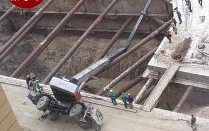 В Киеве на строительстве метро на Виноградарь перевернулся автокран