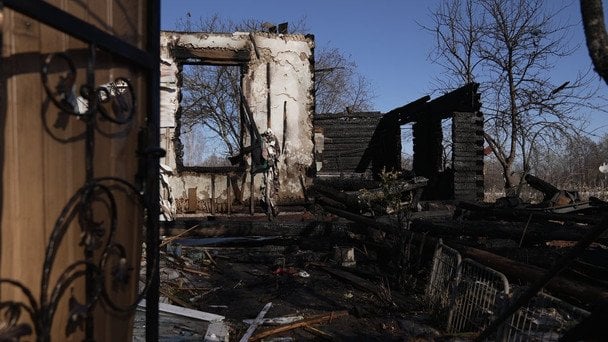 Сусіди розповіли, що один із дронів РФ влучив безпосередньо в кімнату, де спала дівчина / © Суспільне