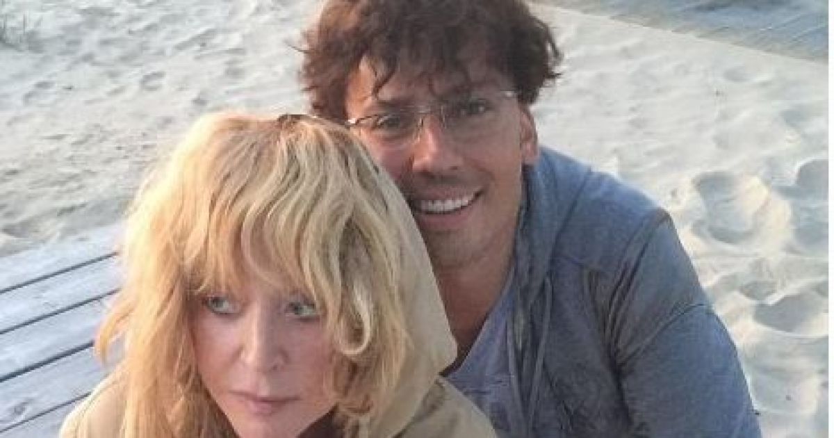 В Сети появились фото худой Пугачевой в шортах и без макияжа