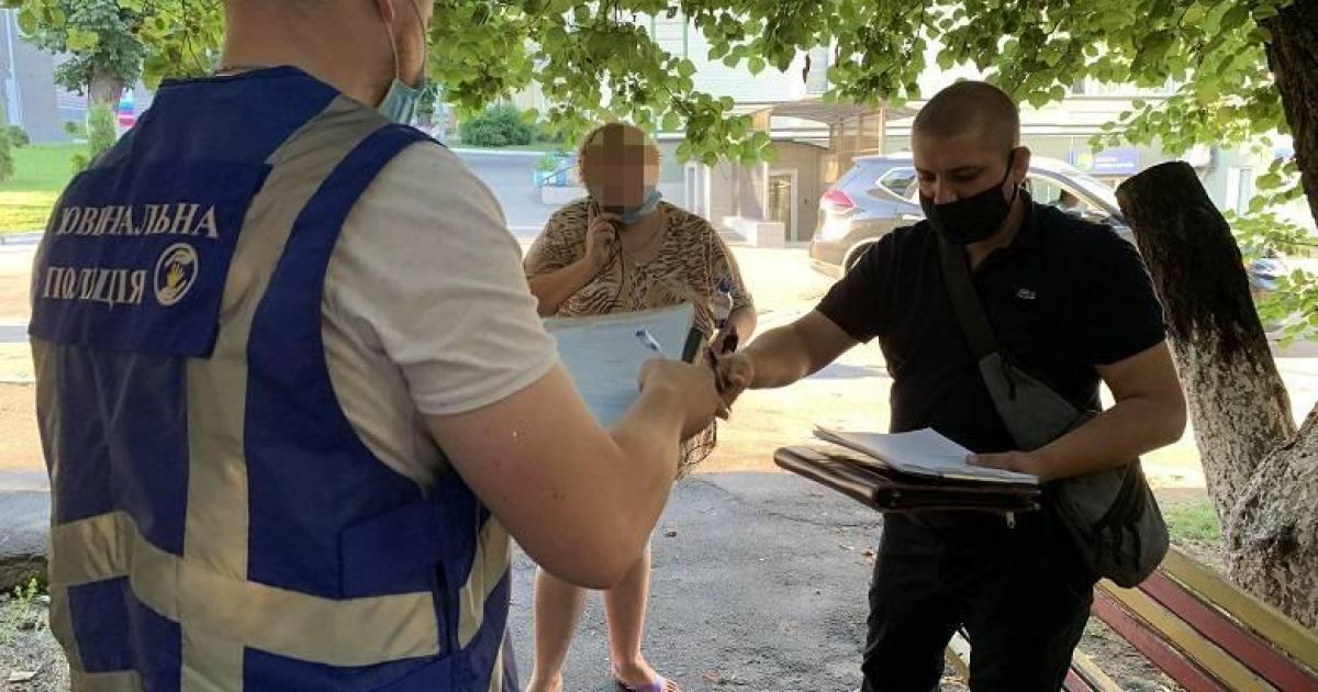 У Києві дворічна дитина отруїлась алкоголем, поки мати пиячила поруч