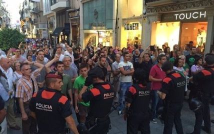 В Каталонии разъяренные демонстранты обозвали премьера Испании фашистом