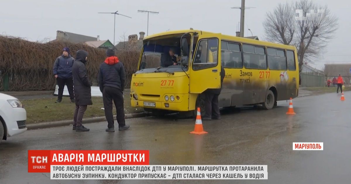 У Маріуполі маршрутка влетіла у зупинку з людьми