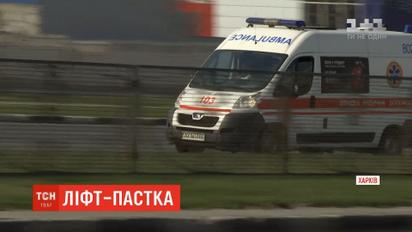 В Харькове реанимационная бригада застряла в лифте вместе с женщиной в коме