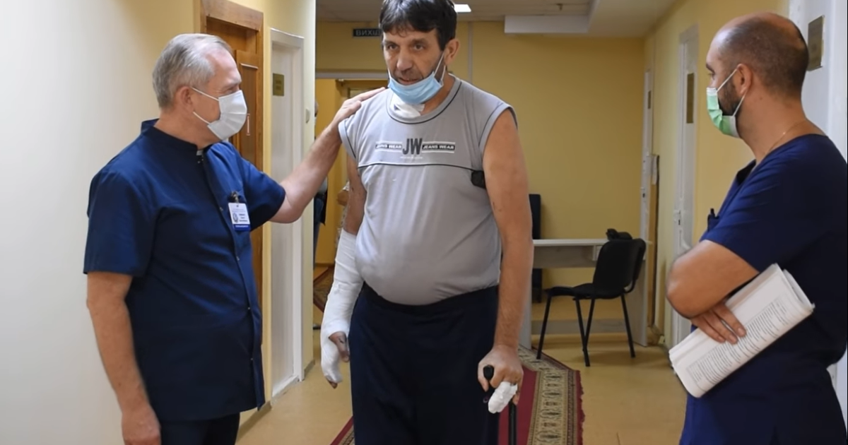 В квартиру влетело два снаряда: в Днепре спасли мужчину, дом которого попал под обстрел на Донбассе (видео)