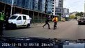 У Києві поліцейський штовхнув кур’єра на велосипеді під колеса авто