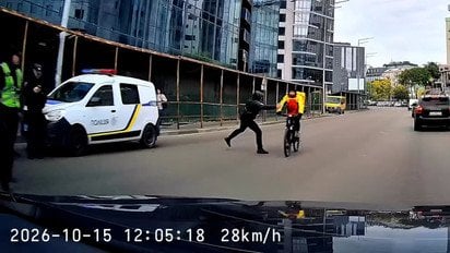 У Києві поліцейський штовхнув кур’єра на велосипеді під колеса авто